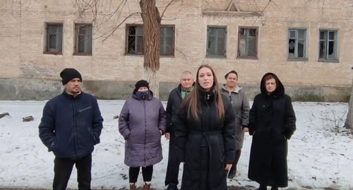 Residents of a house no. 50 in the Vesyolaya Balka Settlement st. in Volgograd. Screenshot of the video https://www.youtube.com/watch?v=KX1koMnJgxc