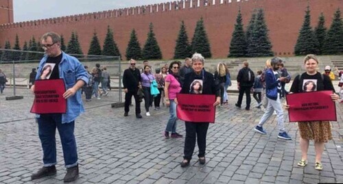Picketers at the memory action held on the 10th anniversary of the murder of Natalia Estemirova, an employee of the Grozny office of the HRC "Memorial". Moscow, July 15, 2019. Screenshot of the video by the novayagazeta
https://www.youtube.com/watch?v=tAjuUTq8GCE