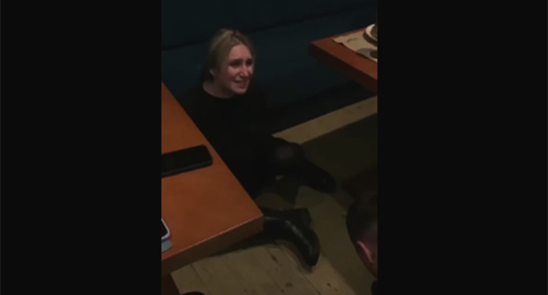 Screenshot of a video with Olesya Ovchinnikova talking to a law enforcer in a restaurant, posted on the Telegram channel "Goryachiy Klyuch" https://t.me/gk_news1/15411