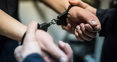 Handcuffs. Photo by Yelena Sineok, Yuga.ru