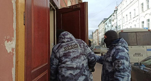 Law enforcers near the office of the HRC "Memorial."* Photo: https://memohrc.org ** *The organization was included by the Russian Ministry of Justice in the register of NCOs, performing the functions of a foreign agent, and was liquidated by a court’s decision