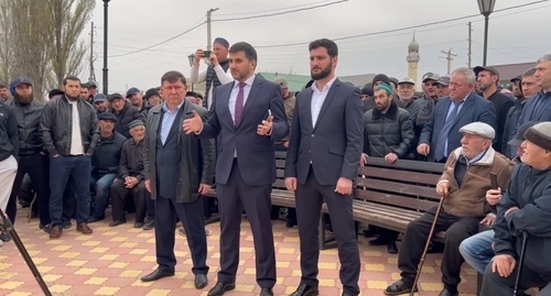 Ullubiy Khanmurzaev, the acting head of the Buynaksk District, speaks at the villagers' protest action. Screenshot of the video by the administration of the Buynaksk District https://www.youtube.com/watch?v=EOodjY4k5dg&amp;t=2s