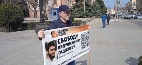 Magomed Magomedov at a solo picket. Photo from the Telegram channel of the Chernovik.net