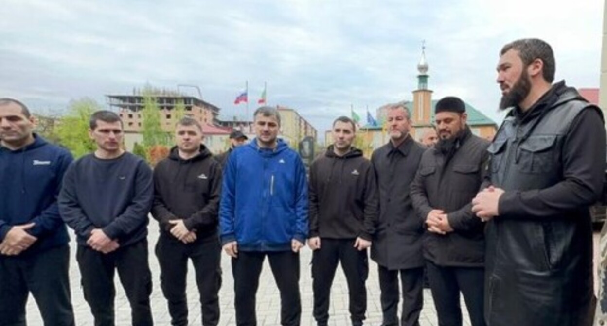 Magomed Daudov addresses the Chechen fighters who returned from Ukrainian captivity. Photo by the 'Grozny Inform' news agency
