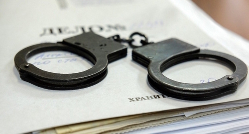 A criminal case and handcuffs. Photo: Yelena Sineok, Yuga.ru