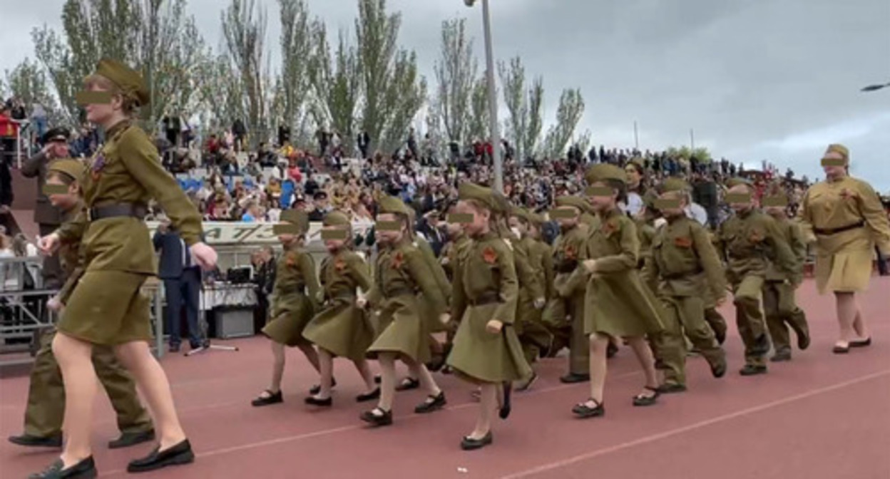 A military parade in the city of Yeysk with the participation of kindergarten children. Screenshot of the video published in the Telegram channel of Roman Bublik, the head of the Yeysk District https://t.me/BublikRomanEisk/3219