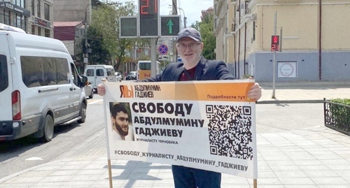Magomed Magomedov at a solo picket. Makhachkala, May 8, 2023. Photo from the Telegram channel of the "Chernovik" weekly outlet https://t.me/chernovik/51111