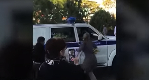 Women are trying to prevent detainees from being taken away at a rally against mobilization. Makhachkala, September 2022. Screenshot of the video by the "Caucasian Knot" https://www.youtube.com/watch?v=bCBMViHbxGI