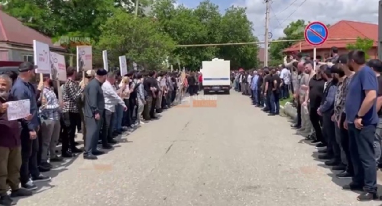 Residents of Chechnya met the paddy wagon with Nikita Zhuravel. Screenshot of the video by the  "Chechnya Segodnya" outlet https://t.me/chechnyatoday/1095