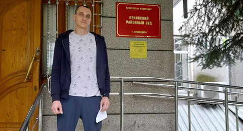 Pavel Myrzin outside the court. Photo from the Telegram channel "OVD-Info LIVE" https://t.me/ovdinfolive/22060