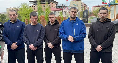 Five fighters of the “Sever-Akhmat” regiment, who were released from the Ukrainian captivity. Photo: Grozny Inform https://www.grozny-inform.ru