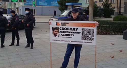 Magomed Magomedov and the police officers. Photo: https://chernovik.net Magomed Magomedov and the police officers. Photo: https://chernovik.net