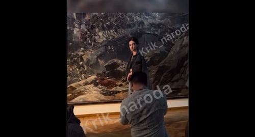 Screenshot of the video of a photo session in the Makhachkala museum https://www.youtube.com/watch?v=5b28-2-PZmk