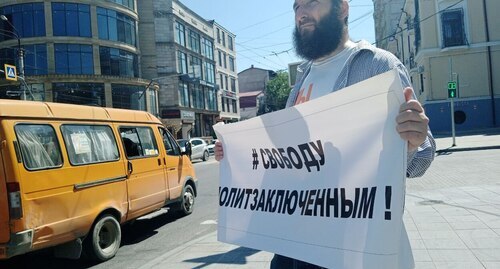 Idris Yusupov at a solo picket. Makhachkala, July 17, 2023. Photo from the Telegram channel of the "Chernovik" (Draft) outlet