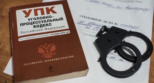 The Criminal Code and handcuffs. Photo: Yelena Sineok, Yuga.ru