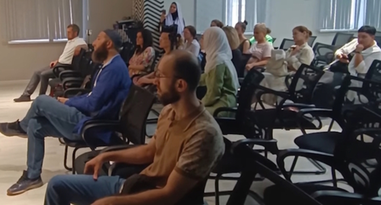 Activists' meeting with residents of Makhachkala, screenshot of the video by the "Caucasian Knot" https://www.youtube.com/watch?v=aYFZj1LY7Cg