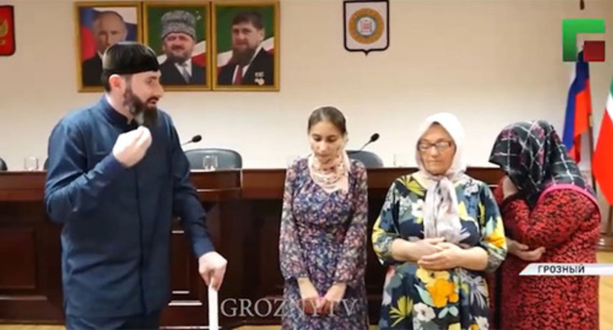 Adam Elzhurkaev reprimands Roza Tsaralieva. Screenshot of the video https://www.instagram.com/p/CwI3vAfJnDA/?hl=ru