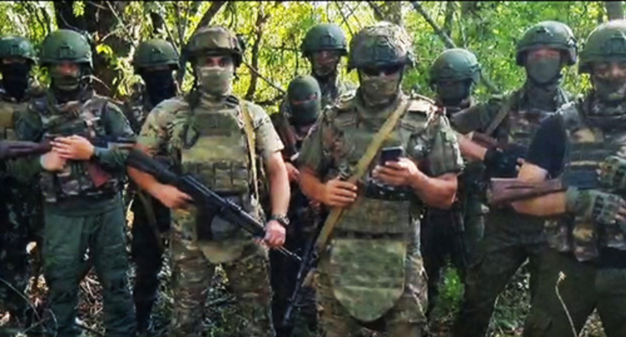 Participants of the special military operation recorded a video message to Vladimir Putin and Ramzan Kadyrov. Screenshot of the video from the Telegram channel of the "Chernovik" (Draft) outlet