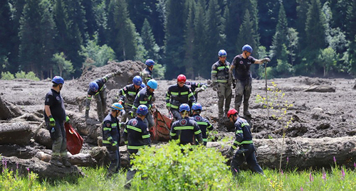 A rescue operation in Shovi. Photo: https://report.az/ru/v-regione/chislo-zhertv-v-rezultate-shoda-opolznya-v-gruzinskom-shovi-uvelichilos-do-27/