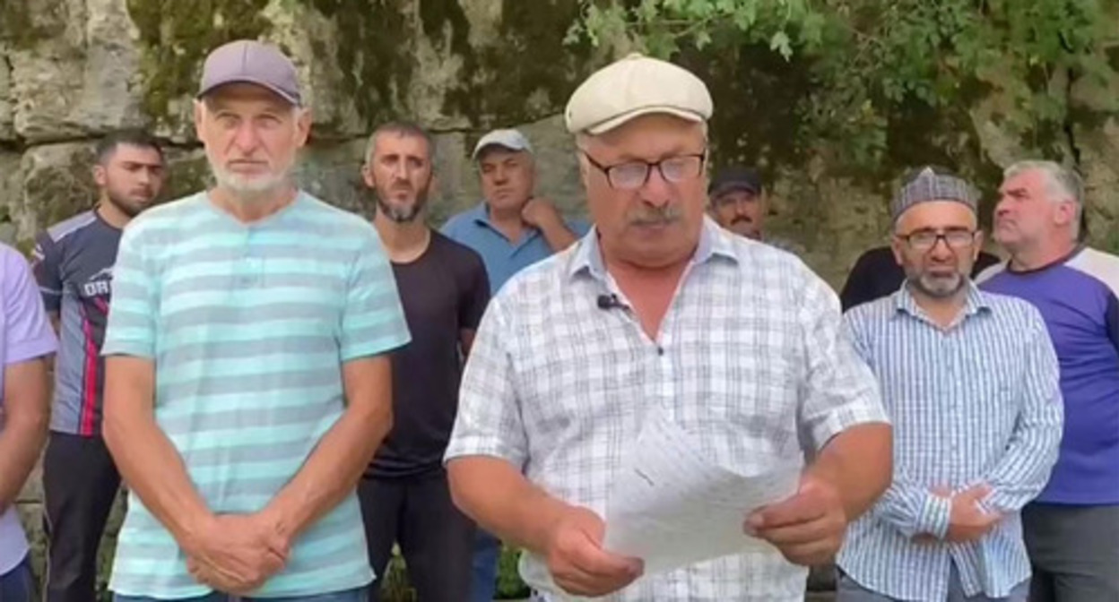 Residents of the village of Gimeidi recorded a video appeal to the head of Dagestan, Sergey Melikov. Screenshot of the video https://www.instagram.com/p/CwYHctOq-oo/