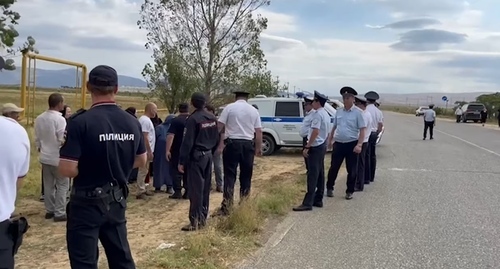 Law enforcers at a protest action held in the Kumtorkala District. Screenshot of the video by the "Caucasian Knot" https://www.youtube.com/watch?v=7D9j_LsRt_g