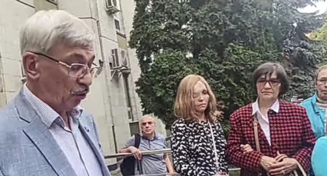 Oleg Orlov (on the left). Screenshot of the video https://wwww.youtube.com/watch&amp;v=iJM2LdCG6Q4