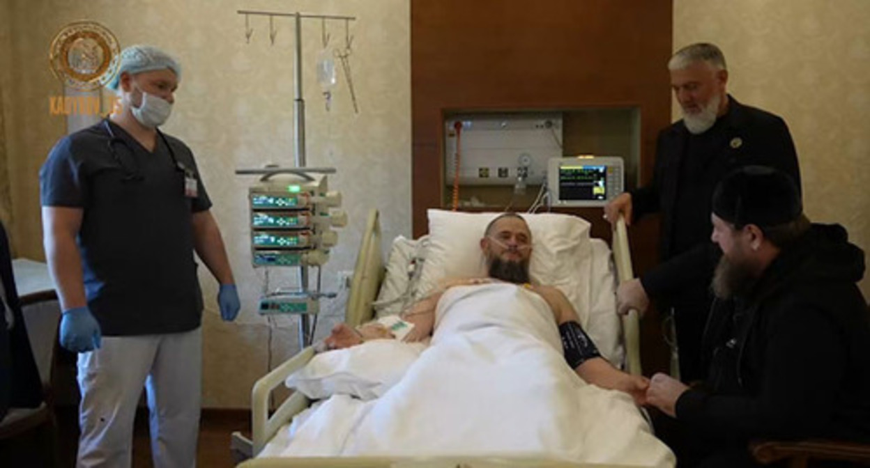 Ramzan Kadyrov (on the right) near his uncle at a hospital. Adam Delimkhanov is on the left. Screenshot of the video https://t.me/RKadyrov_95/3911