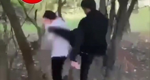 The beating of a teenager in Chechnya, screenshot of the video T.me›s/chp_checchnya