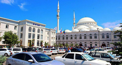 The building of the Dagestani Muftiate and the Grand Mosque in Makhachkala. Photo: Аль Гимравий https://ru.wikipedia.org
