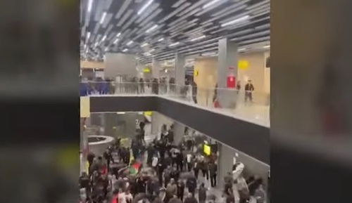 A protester at the Makhachkala Airport. Screenshot of the video by the "Caucasian Knot"