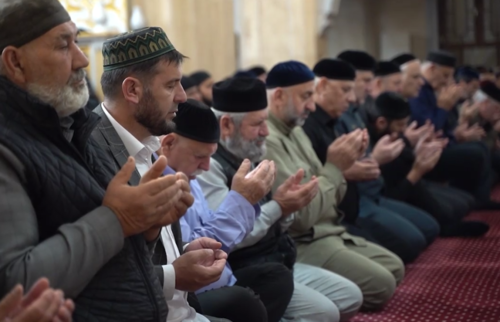 Believers during prayer. Photo: Grozny Inform https://grozny-inform.ru/news/society/155856/