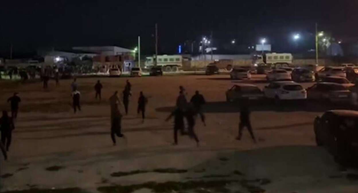 The unrest at an airport in Makhachkala. Screenshot of the video https://tengrinews.kz/russia/massovyie-besporyadki-aeroportu-mahachkalyi-zaderjanyi-60-515165/