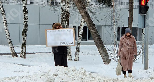A man holding a poster criticizing and accusing Ramzan Kadyrov. Tyumen, December 3, 2023. Photo https://t.me/sotaproject/70316 the inscription on the poster has been retouched