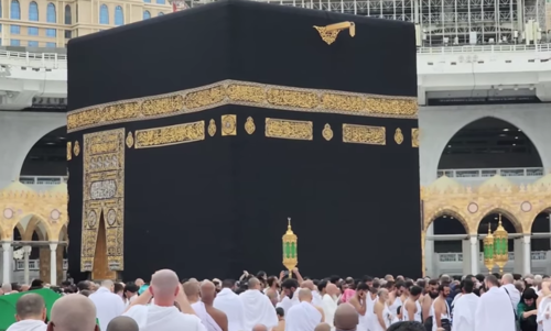 Muslims in Masjid al-Haram, also known as the Great Mosque of Mecca, in Mecca. Screenshot of the video from the Andolu news agency YouTube channel https://www.youtube.com/watch?v=Qi-0zBY9ZwE