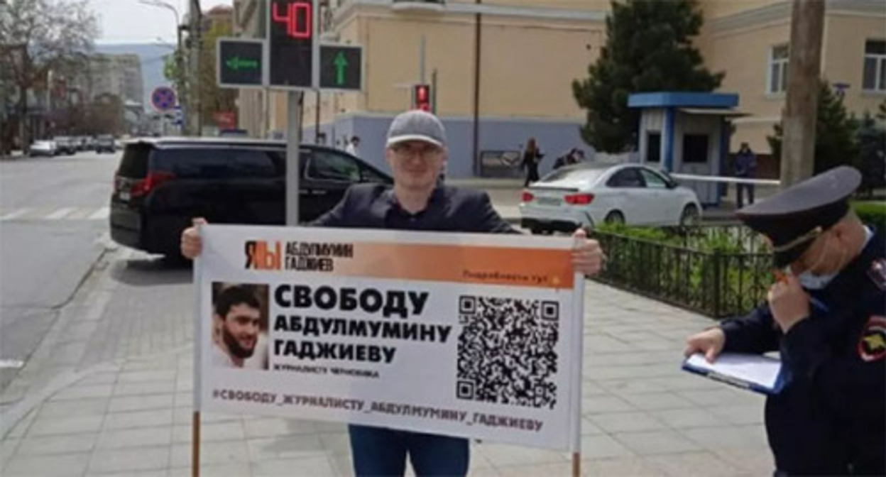 Magomed Magomedov at a solo picket in defence of Abdulmumin Gadjiev. Photo https://chernovik.net