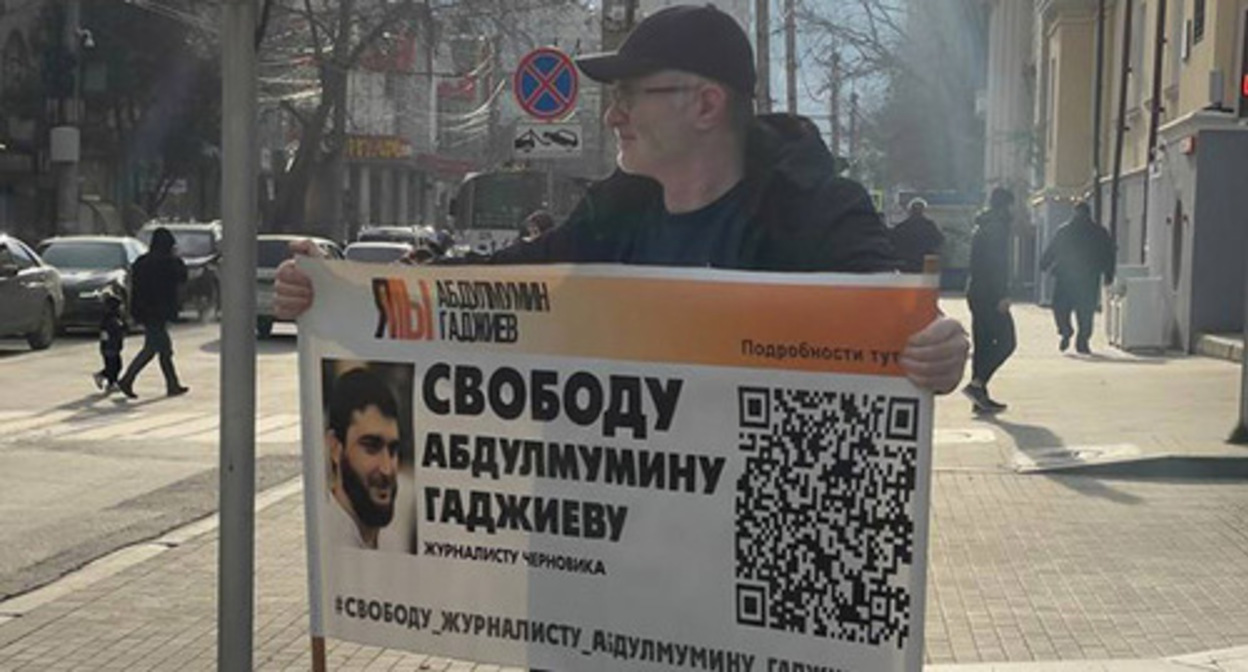 Magomed Magomedov at a solo picket. Makhachkala, December 18, 2023. Photo from the Telegram channel of the "Chernovik" outlet