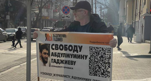 Magomed Magomedov at a solo picket. Makhachkala, December 18, 2023. Photo from the Telegram channel of the "Chernovik" outlet