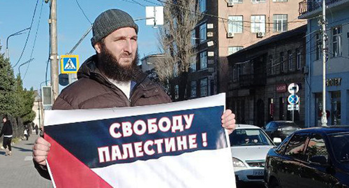 Journalist Idris Yusupov* at a solo picket. Makhachkala, December 25, 2023. Photo from the Telegram channel of the weekly newspaper “Chernovik” (Rough Draft) *included into the register of foreign agents
