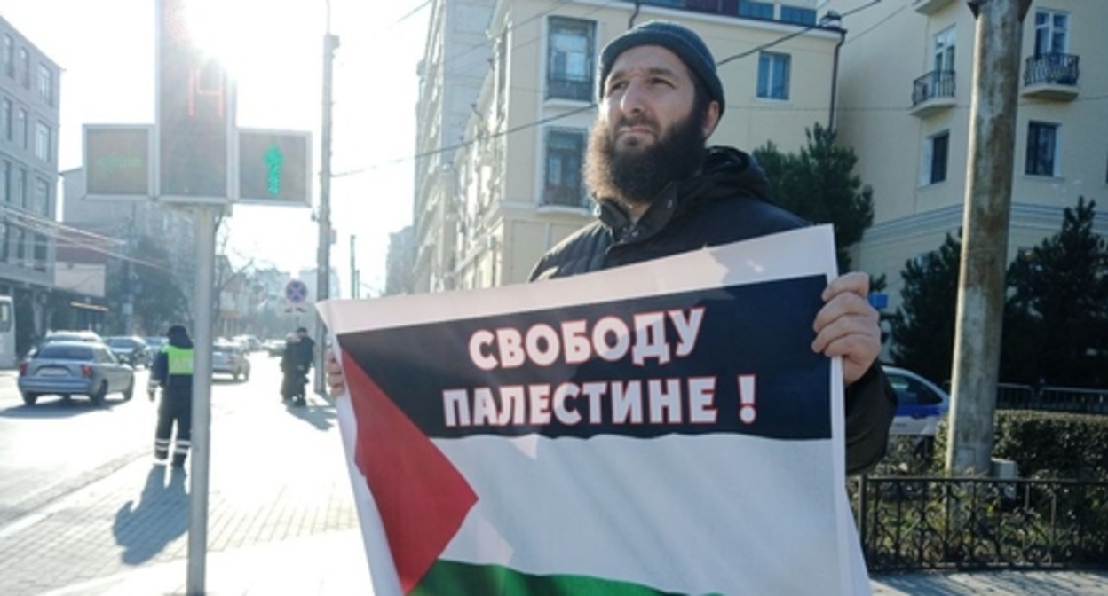 Idris Yusupov*, a journalist (included into the register of foreign agents), at a solo picket in Makhachkala. Photo: “Chernovik” (Rough Draft) https://t.me/chernovik/65791