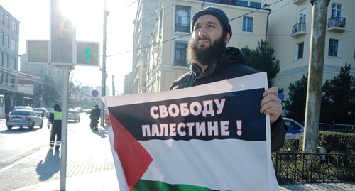 Idris Yusupov*, a journalist (included into the register of foreign agents), at a solo picket in Makhachkala. Photo: “Chernovik” (Rough Draft) https://t.me/chernovik/65791