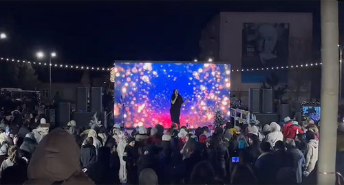 Mass New Year celebrations in a square in Derbent. Screenshot of the video https://vk.com/wall-74219800_2203650