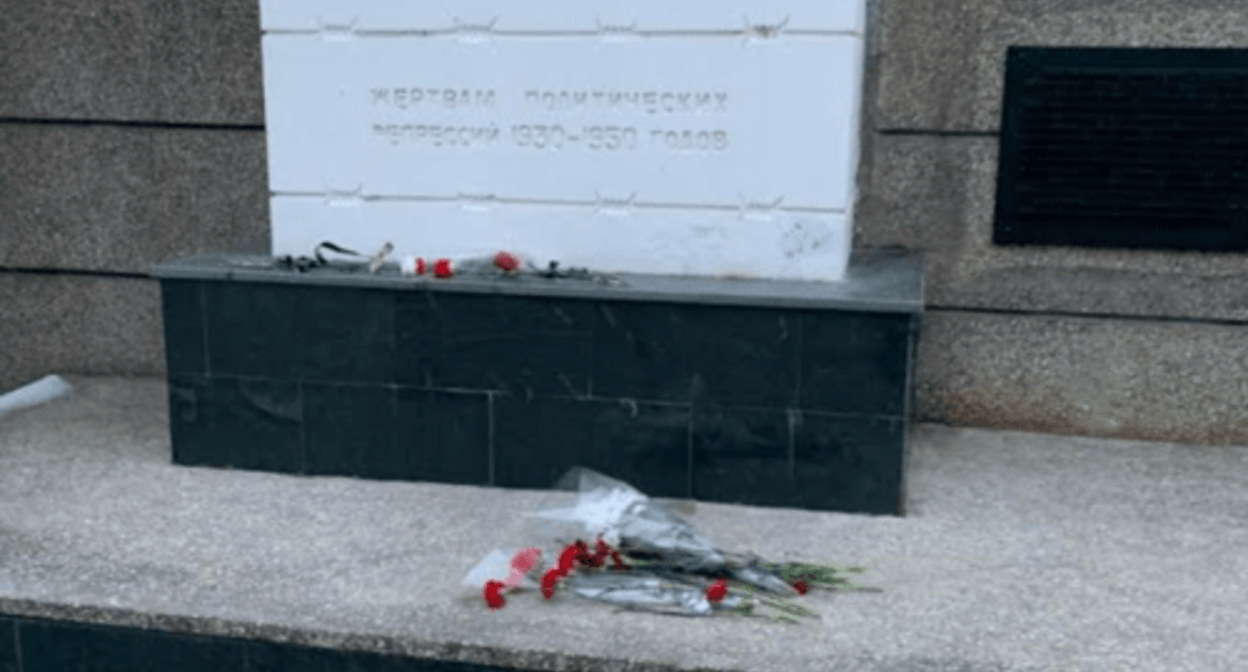 Flowers laid at the monument to victims of political repressions in Stavropol. Photo courtesy of Vitaly Zubenko for the "Caucasian Knot"