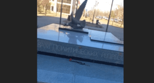 Flowers at the monument to victims of political repressions in Astrakhan. Screenshot of a video posted on the Telegram channel of Olga Romanova* (included into the register of foreign agents) on March 1, 2024, https://t.me/oooromanova/4023