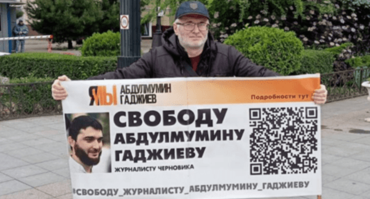 Magomed Magomedov holding a picket in support of Abdulmumin Gadjiev. Screenshot of the photo posted on the Telegram channel of the newspaper “Chernovik” (Rough Draft) on May 13, 2024 https://t.me/chernovik/71480