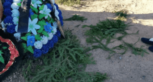A trampled wreath at the cemetery in Volgograd. Screenshot of the photo posted by the V1 on May 1, 2024 https://v1.ru/text/criminal/2024/05/01/73527350/