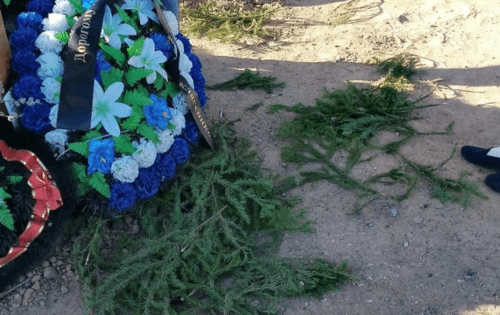 A trampled wreath at the cemetery in Volgograd. Screenshot of the photo posted by the V1 on May 1, 2024 https://v1.ru/text/criminal/2024/05/01/73527350/