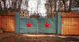 Gates of a military unit, photo: Yelena Sineok, Yuga.ru