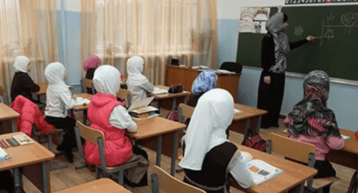 Girls wearing hijabs at school. Photo by the "Chernovik" (Rough Draft) outlet https://chernovik.net/sites/default/files/styles/wide_1200_/public/2012/12/img_8613.jpg.webp?itok=IbDNb0MS