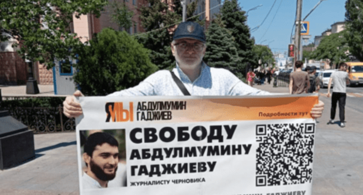 Magomed Magomedov at a picket in support of Abdulmumin Gadjiev. Screenshot of the photo posted on the Telegram channel of the "Chernovik" (Rough Draft) outlet on June 3, 2024 https://t.me/chernovik/72309