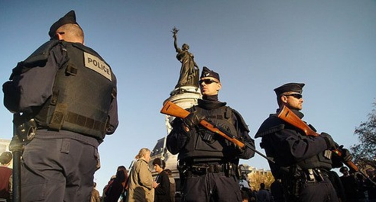 The police. France. Photo: Mstyslav Chernov.https://ru.wikipedia.org